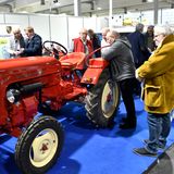 Der Porsche Traktor - Baujahr 1960, 14 PS - wurde von dem Projekt "Porsche Junior" restauriert. Mit dem Motto: "Aus der Lethargie in die Kreativität" läuft das Projekt, das Alt mit Jung im Team arbeiten lässt. Dieser Traktor wird demnächst in der Sendung "Bares für Rares" vorgestellt und bewertet.