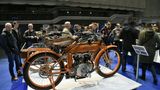 Auffallend durch den Namenszug ist die Flying Merkel Modell 675, die allerdings nichts mit Kanzlerin zu tun hat.  Die Maschine, Baujahr 1915 bis 16,  besitzt einen Zweizylindermotor mit 1000 ccm und 9 PS, eie Höchstgeschwindigkeit von 100 Km/h, Kugellager, teleskopische Allradfederung und eine lastabhängige Ölversorgung, Leihgabe für die Bremen Classic Motorshow aus den Niederlanden.