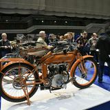 Auffallend durch den Namenszug ist die Flying Merkel Modell 675, die allerdings nichts mit Kanzlerin zu tun hat.  Die Maschine, Baujahr 1915 bis 16,  besitzt einen Zweizylindermotor mit 1000 ccm und 9 PS, eie Höchstgeschwindigkeit von 100 Km/h, Kugellager, teleskopische Allradfederung und eine lastabhängige Ölversorgung, Leihgabe für die Bremen Classic Motorshow aus den Niederlanden.