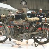 Eine Harley Davidson Modell 10 F aus dem Jahre 1914 mit 9 PS und 988 ccm ,140 kg, Spitze  90km/h. Sie hat  2016 das legendäre"Cannonball Race" mit 5320 Kilometer durch die USA in 15 Tagen absolviert.