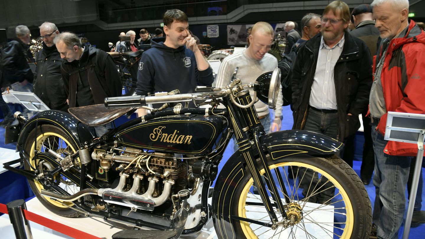 Indian ACE, Baujahr 1928, 32 PS, Vierzylindermotor ,1265 ccm, 180 kg,125 km/h. Die Maschine trägt das "echte" Indian rot sowie die typische Blattfedergabel, kleineren Rädern und eine Vorderradbremse.
