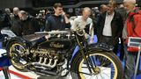Indian ACE, Baujahr 1928, 32 PS, Vierzylindermotor ,1265 ccm, 180 kg,125 km/h. Die Maschine trägt das "echte" Indian rot sowie die typische Blattfedergabel, kleineren Rädern und eine Vorderradbremse.