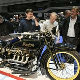 Indian ACE, Baujahr 1928, 32 PS, Vierzylindermotor ,1265 ccm, 180 kg,125 km/h. Die Maschine trägt das "echte" Indian rot sowie die typische Blattfedergabel, kleineren Rädern und eine Vorderradbremse.