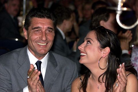 Die Schauspielerin sieht verliebt zu dem Fußball-Manager auf