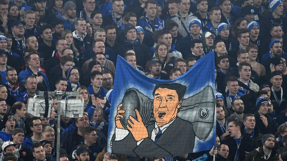 Schalke-Fans nehmen Abschied von Rudi Assauer