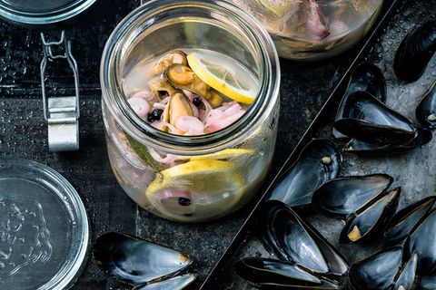 Aufgelöstes Muschelfleisch wird in Einmachgläser gefüllt und dort für 24 Stunden mariniert