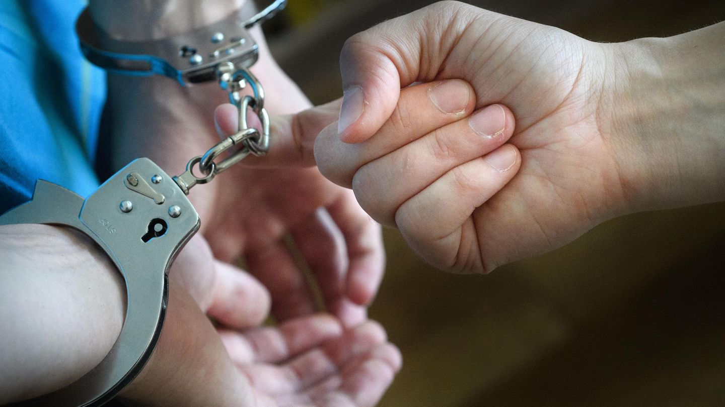 Zwei Hände in Handschellen
