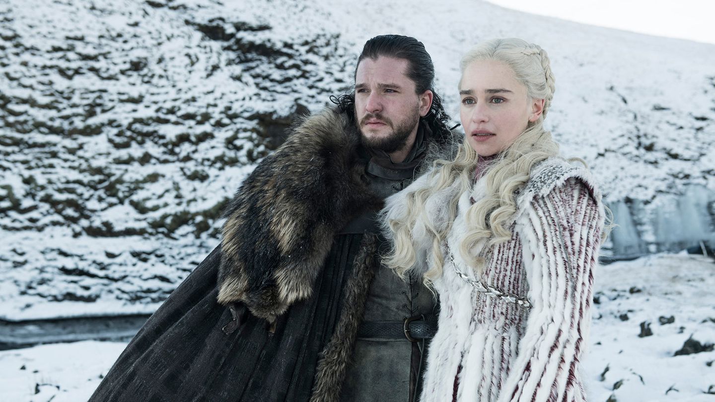 Serien-Hit: Im Zentrum der neuen Staffel werden mit großer Wahrscheinlichkeit Jon Snow und Daenerys Targaryen stehen. Das Promo-Bild verrät zunächst noch nicht zuviel - außer das Daenerys jetzt im Eis gelandet ist. In einem Trailer war schon zu sehen, wie sie in Winterfell ankommt. Serien-Hit: Im Zentrum der neuen Staffel werden mit großer Wahrscheinlichkeit Jon Snow und Daenerys Targaryen stehen. Das Promo-Bild verrät zunächst noch nicht zuviel - außer das Daenerys jetzt im Eis gelandet ist. In einem Trailer war schon zu sehen, wie sie in Winterfell ankommt.