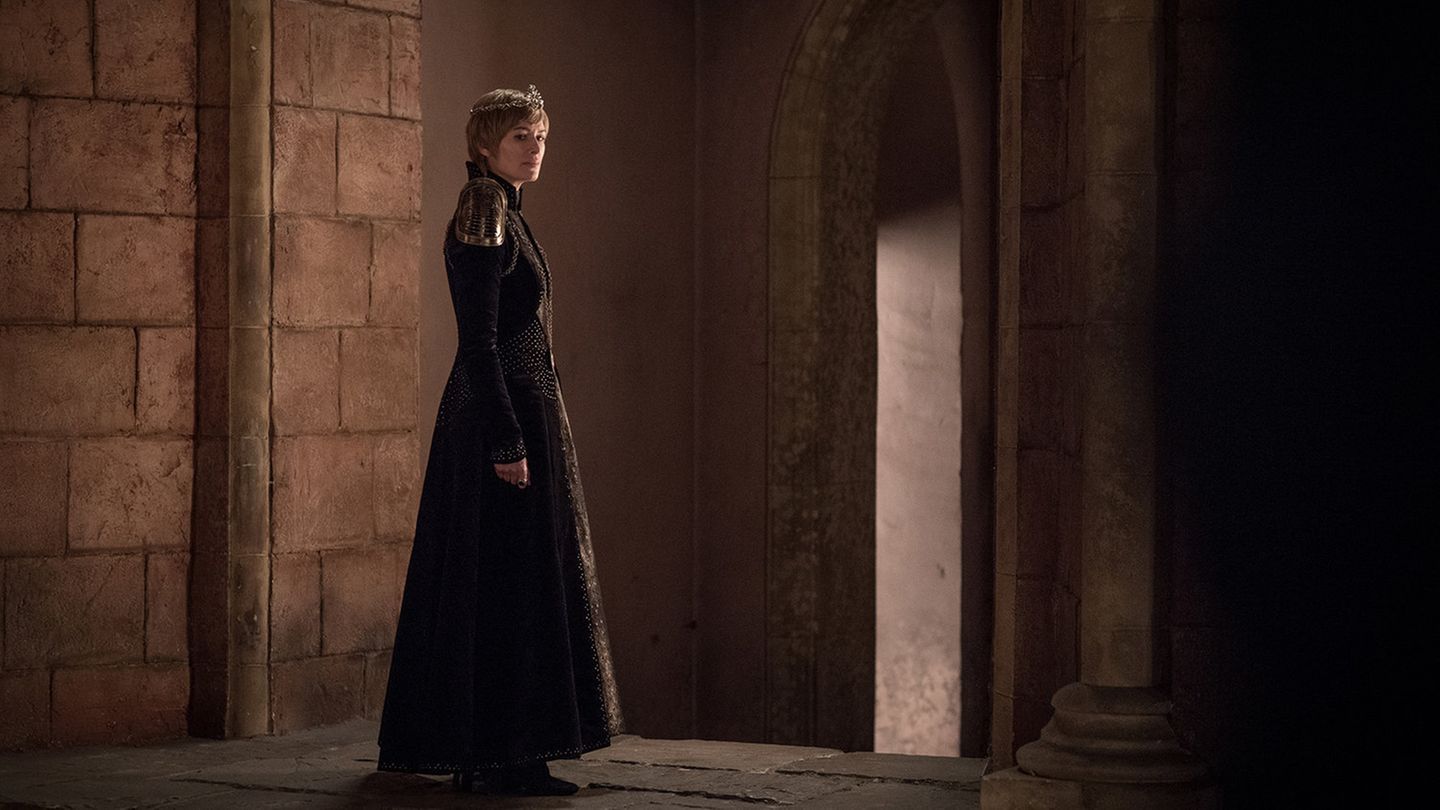 Ein weiteres, vielsagendes Bild von Cersei: Die einst von Verbündeten und ihrer Familie umgebene Königin ist mittlerweile weitgehend alleine. Und: Auch von ihrer Schwangerschaft ist nichts mehr zu sehen. 