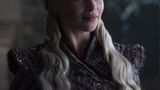 Daenerys scheint sich im kalten Westeros mittlerweile sehr heimisch zu fühlen. Interessant ist übrigens auch, wer in den neuen Bildern nicht auftauchte. Beliebte Nebenfiguren wie Söldner Bronn, der Bluthund oder auch die Graufreuds kommen nicht vor.