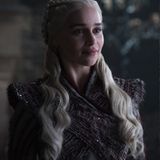 Daenerys scheint sich im kalten Westeros mittlerweile sehr heimisch zu fühlen. Interessant ist übrigens auch, wer in den neuen Bildern nicht auftauchte. Beliebte Nebenfiguren wie Söldner Bronn, der Bluthund oder auch die Graufreuds kommen nicht vor.