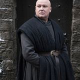 Der Spinne Varys wurde in der siebten Staffel prophezeit, dass er in Westeros sterben wird - doch wie genau, werden wir wohl noch herausfinden. Im Bild scheint er in Winterfell zu stehen. Wie man ihn kennt, wird er auch dort von seinen Vögelchen einiges zugezwitschert bekommen.