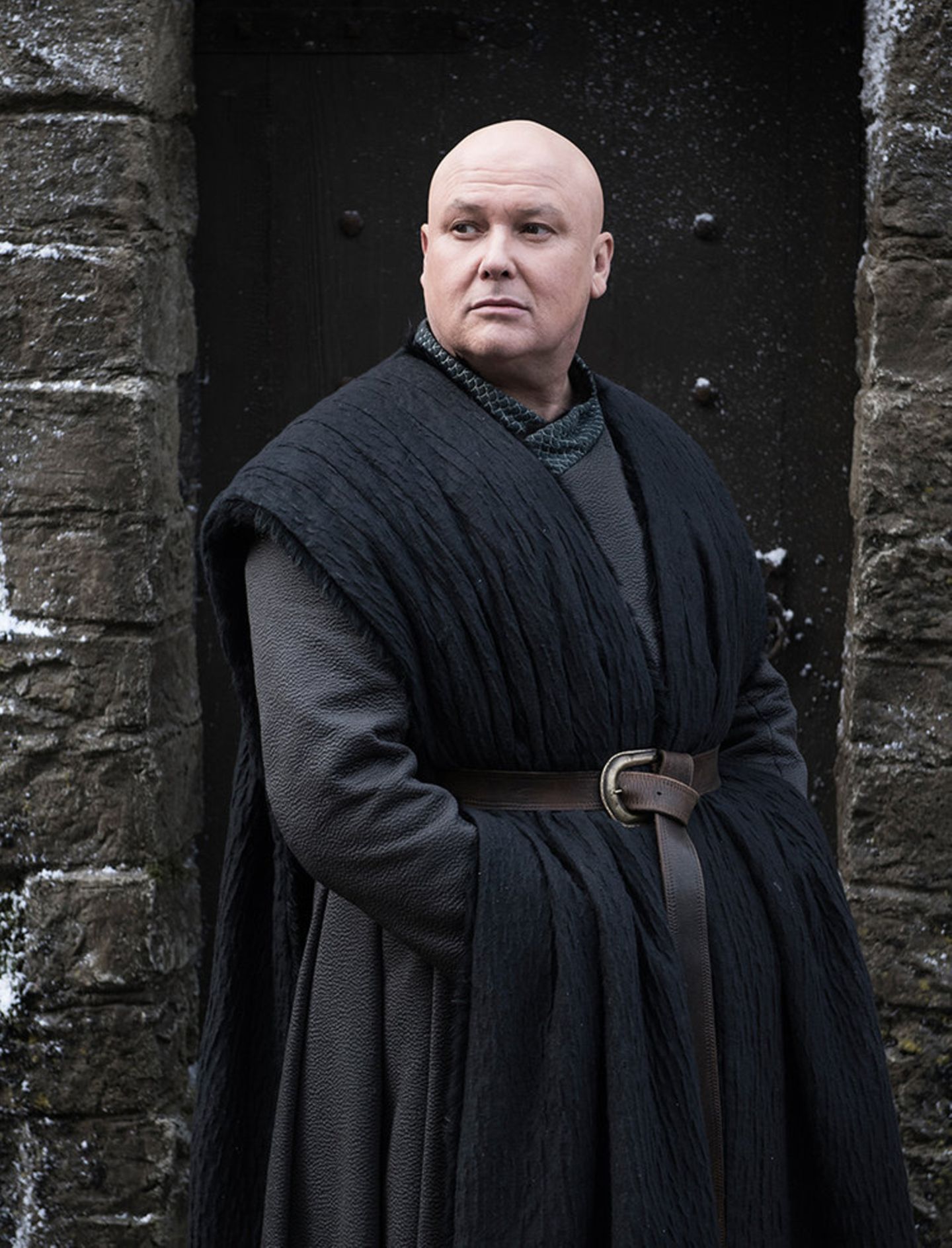 Der Spinne Varys wurde in der siebten Staffel prophezeit, dass er in Westeros sterben wird - doch wie genau, werden wir wohl noch herausfinden. Im Bild scheint er in Winterfell zu stehen. Wie man ihn kennt, wird er auch dort von seinen Vögelchen einiges zugezwitschert bekommen.