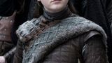 Auch Sansas Schwester Arya ist schon lange nicht mehr das kleine Mädchen, das sie zu Beginn der Serie war. Mit ihrer Fähigkeit, die Gestalt zu wandeln und ihren Rachegelüsten hat Arya viel Potenzial. Hier ist sie zunächst noch als sie selbst zu sehen, gehüllt in die typische Kleidung aus Winterfell.