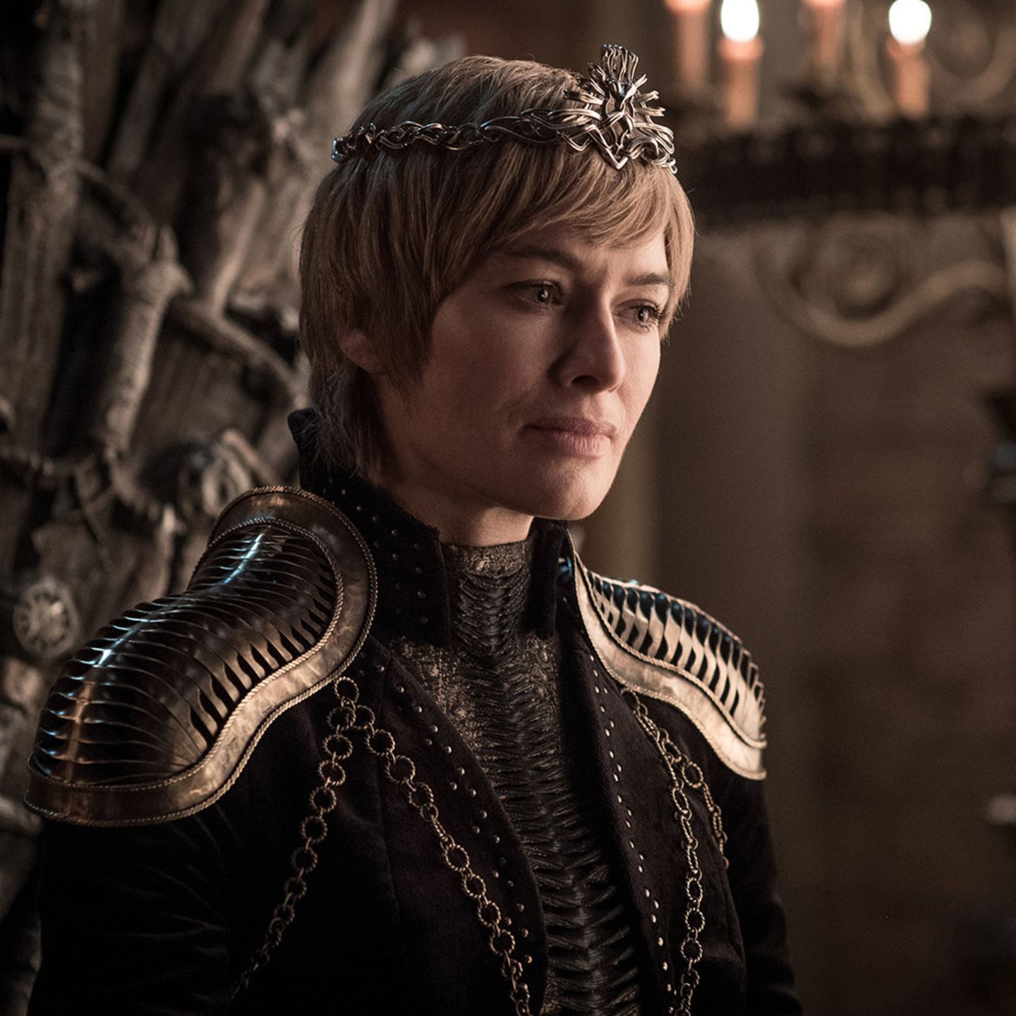 Königin Cersei Lannister macht sich indes bereit für die finale Schlacht. Nachdem sie in der letzten Staffel schon die sanften Kleider gegen die Lederkluft tauschte, trägt sie diesmal gar Rüstung. Wird die harte Königin am Ende selbst in die Schlacht ziehen?