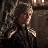 Königin Cersei Lannister macht sich indes bereit für die finale Schlacht. Nachdem sie in der letzten Staffel schon die sanften Kleider gegen die Lederkluft tauschte, trägt sie diesmal gar Rüstung. Wird die harte Königin am Ende selbst in die Schlacht ziehen?