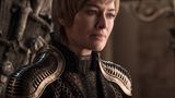 Königin Cersei Lannister macht sich indes bereit für die finale Schlacht. Nachdem sie in der letzten Staffel schon die sanften Kleider gegen die Lederkluft tauschte, trägt sie diesmal gar Rüstung. Wird die harte Königin am Ende selbst in die Schlacht ziehen?
