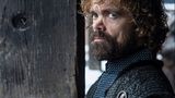Tyrion Lannister dürfte die Enthüllung recht sein. Der intrigante Zwerg hatte sich lange gegen seine Schwester Cersei gestellt und Daenerys Griff nach dem Thron unterstützt. Für die Mutter der Drachen scheint er Gefühle zu hegen. Nun hat er sie mit Jon zusammen gebracht. Vermutlich, ohne damit deren Affäre anfeuern zu wollen. Das könnte Folgen haben: Als man Tyrion das letzte Mal seine Liebe nahm, tötete er seinen eigenen Vater. Ist der grimmige Blick im Bild ein Omen?