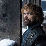 Tyrion Lannister dürfte die Enthüllung recht sein. Der intrigante Zwerg hatte sich lange gegen seine Schwester Cersei gestellt und Daenerys Griff nach dem Thron unterstützt. Für die Mutter der Drachen scheint er Gefühle zu hegen. Nun hat er sie mit Jon zusammen gebracht. Vermutlich, ohne damit deren Affäre anfeuern zu wollen. Das könnte Folgen haben: Als man Tyrion das letzte Mal seine Liebe nahm, tötete er seinen eigenen Vater. Ist der grimmige Blick im Bild ein Omen?