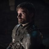Auch ihr Bruder und (Ex?) Liebhaber Jamie Lannister trägt Rüstung - und verrät damit viel. Nach seiner Flucht hat er die goldene Lannister-Rüstung gegen einen schwarzen Lederwams eingetauscht. Und der erinnert verdächtig stark ab die schwarze Kluft der "Wächter der Mauer" - die klar auf der Seite von Cerseis Feind Jon Snow stehen. Kommt es wirklich zum Seitenwechsel?