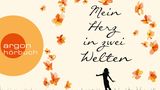 Frau steht unter Blumenregen