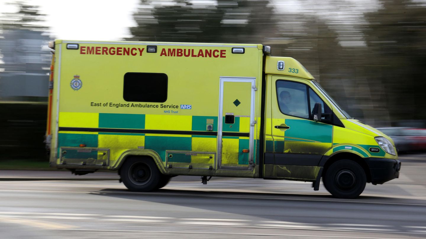 In England kam ein Krankenwagen erst sieben Stunden nach dem Notruf bei einer Patientin an (Symbolbild)