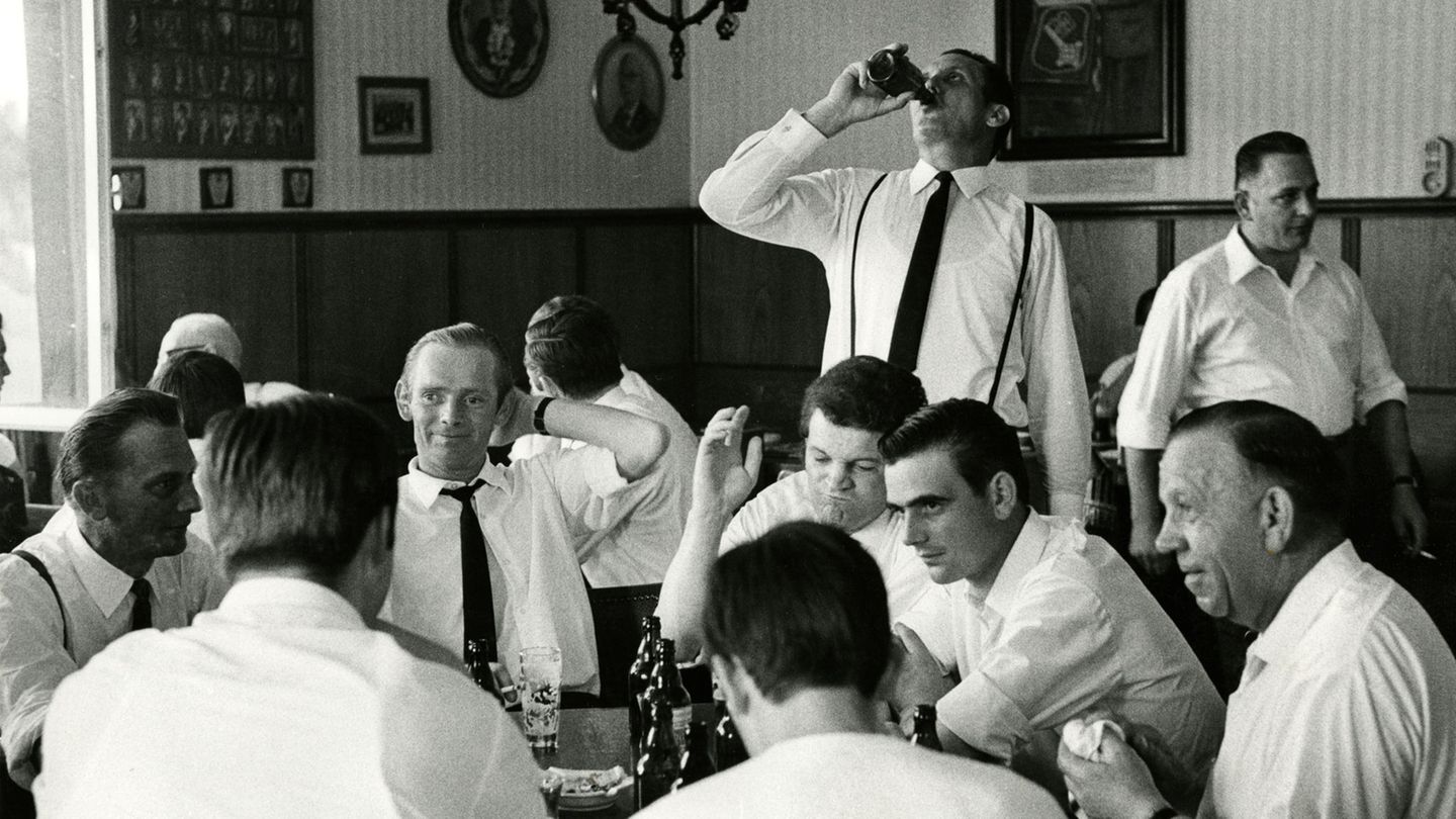 Schützenverein beim Umtrunk, Göppingen 1964