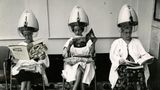 Frauen unter Trockenhauben im Friseursalon, 1960er Jahre