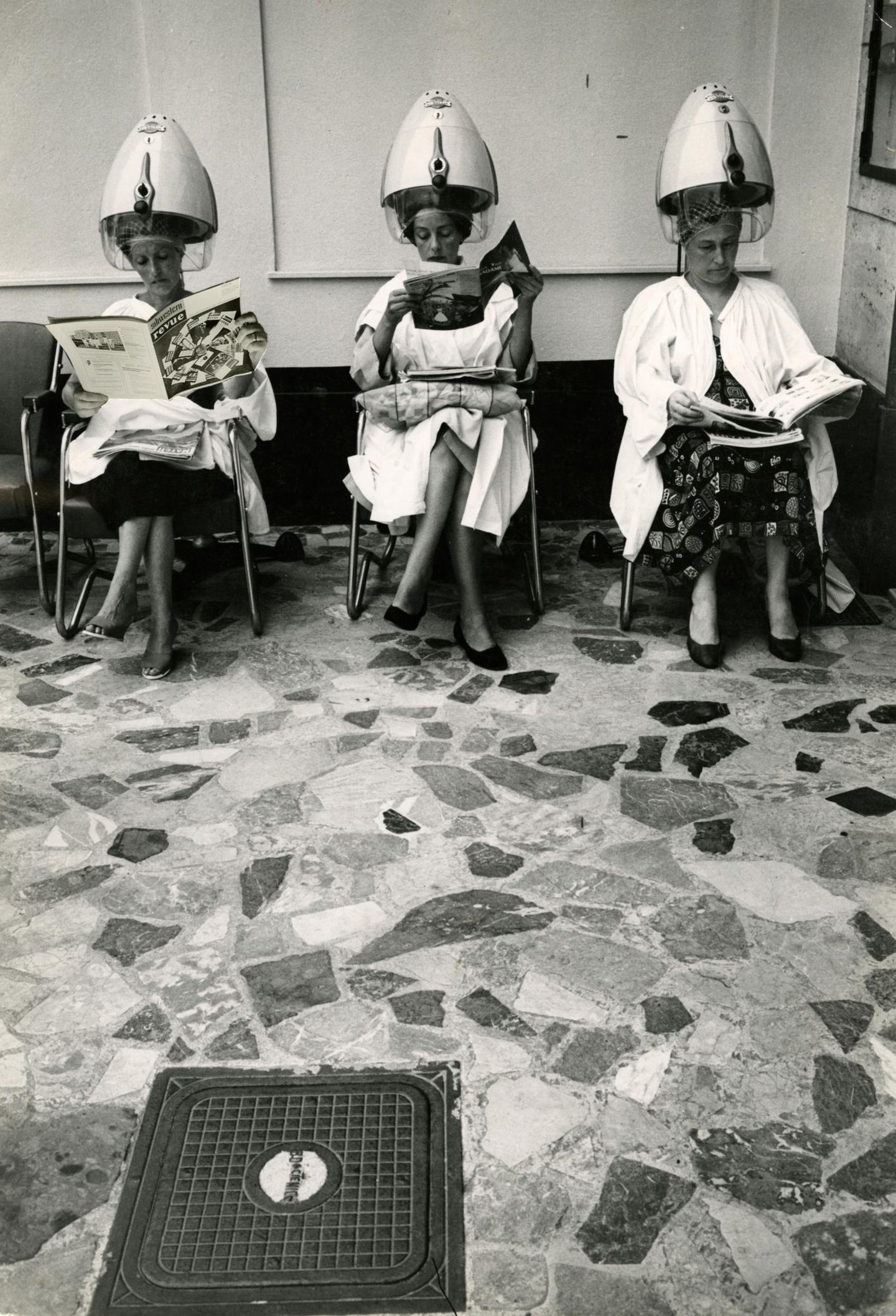 Frauen unter Trockenhauben im Friseursalon, 1960er Jahre