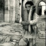 Mädchen mit Broten in Jerusalem, 1961