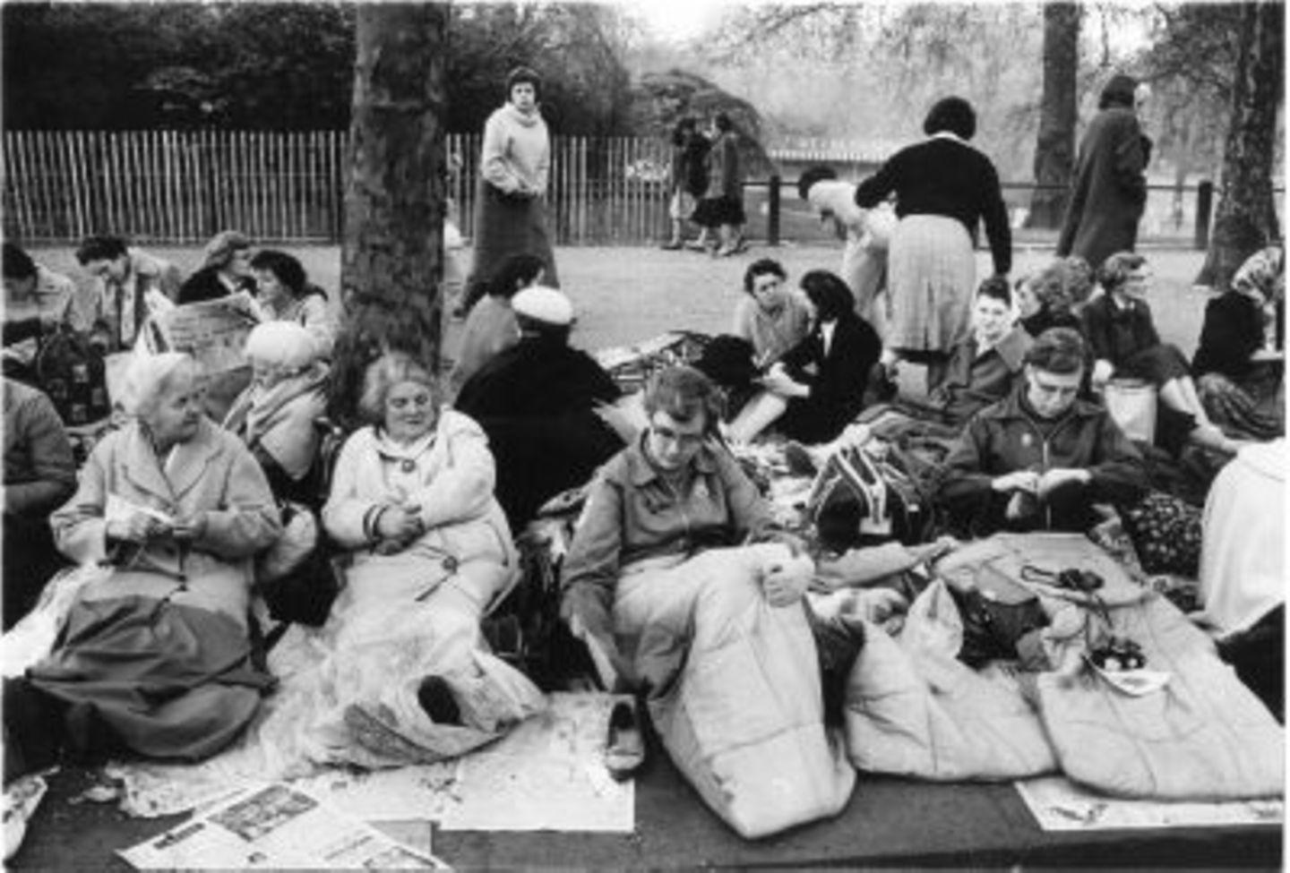 Schaulustige warten auf den Ausritt der Queen, London, 1962