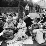 Schaulustige warten auf den Ausritt der Queen, London, 1962