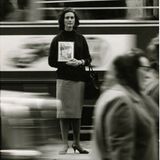 Zeugin Jehovas mit der Zeitschrift Wachturm, 1962