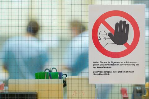 Ein Warnschild gegen mögliche Diebstähle hängt an der Glasscheibe eines Stationszimmers des Klinikums Mannheim