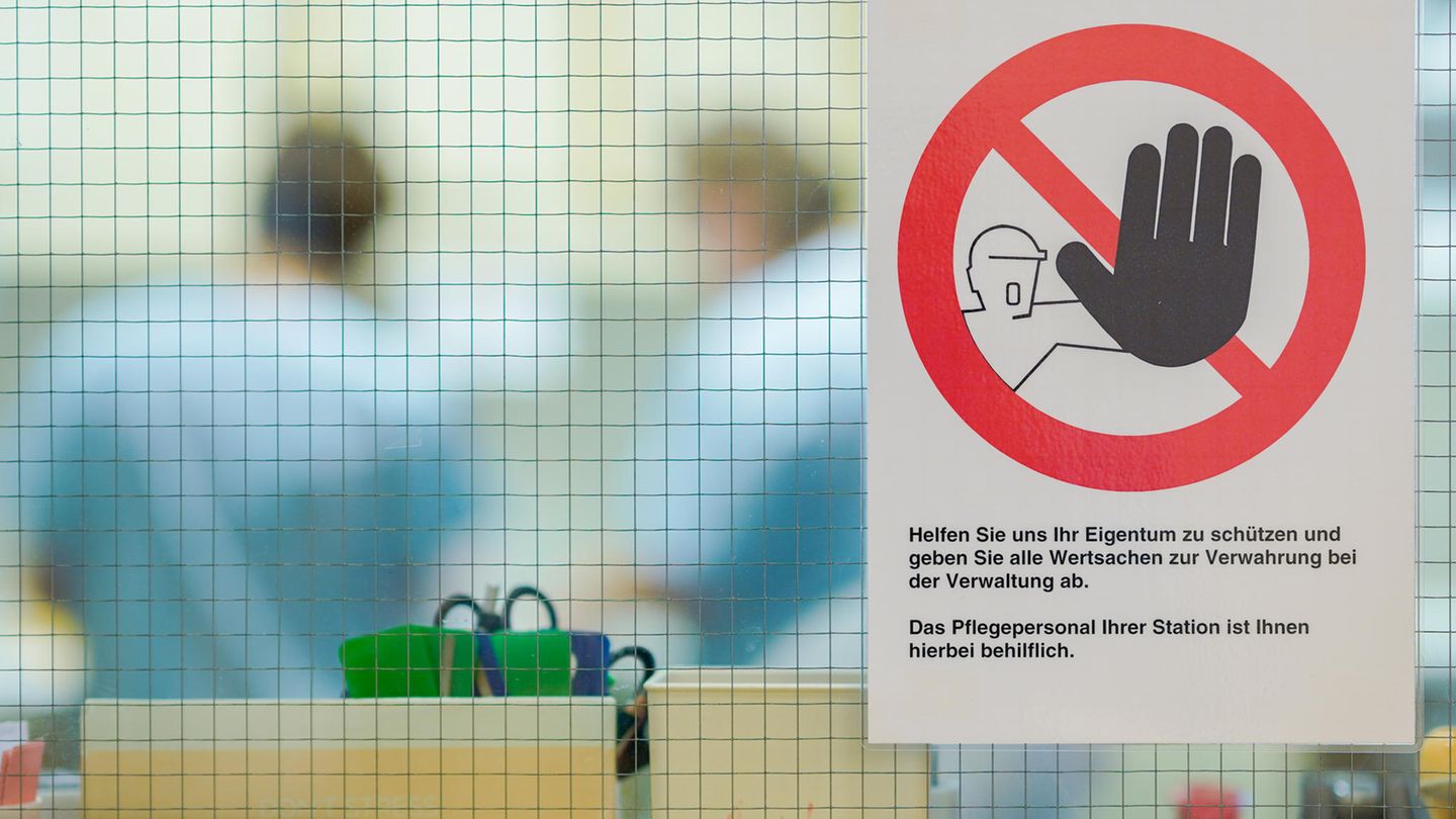 Ein Warnschild gegen mögliche Diebstähle hängt an der Glasscheibe eines Stationszimmers des Klinikums Mannheim
