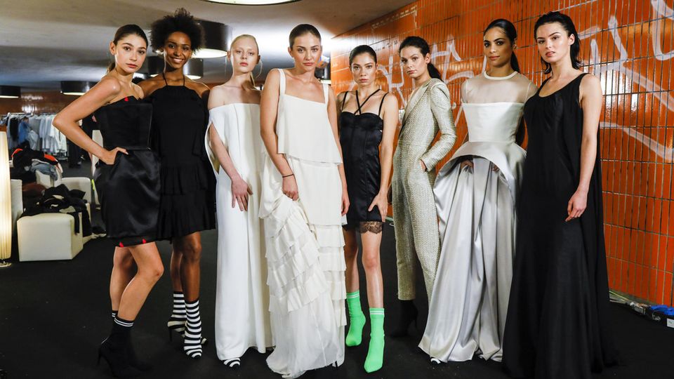 Ein paar der GNTM-Kandidatinnen vor ihrem Walk in einer U-Bahn-Station