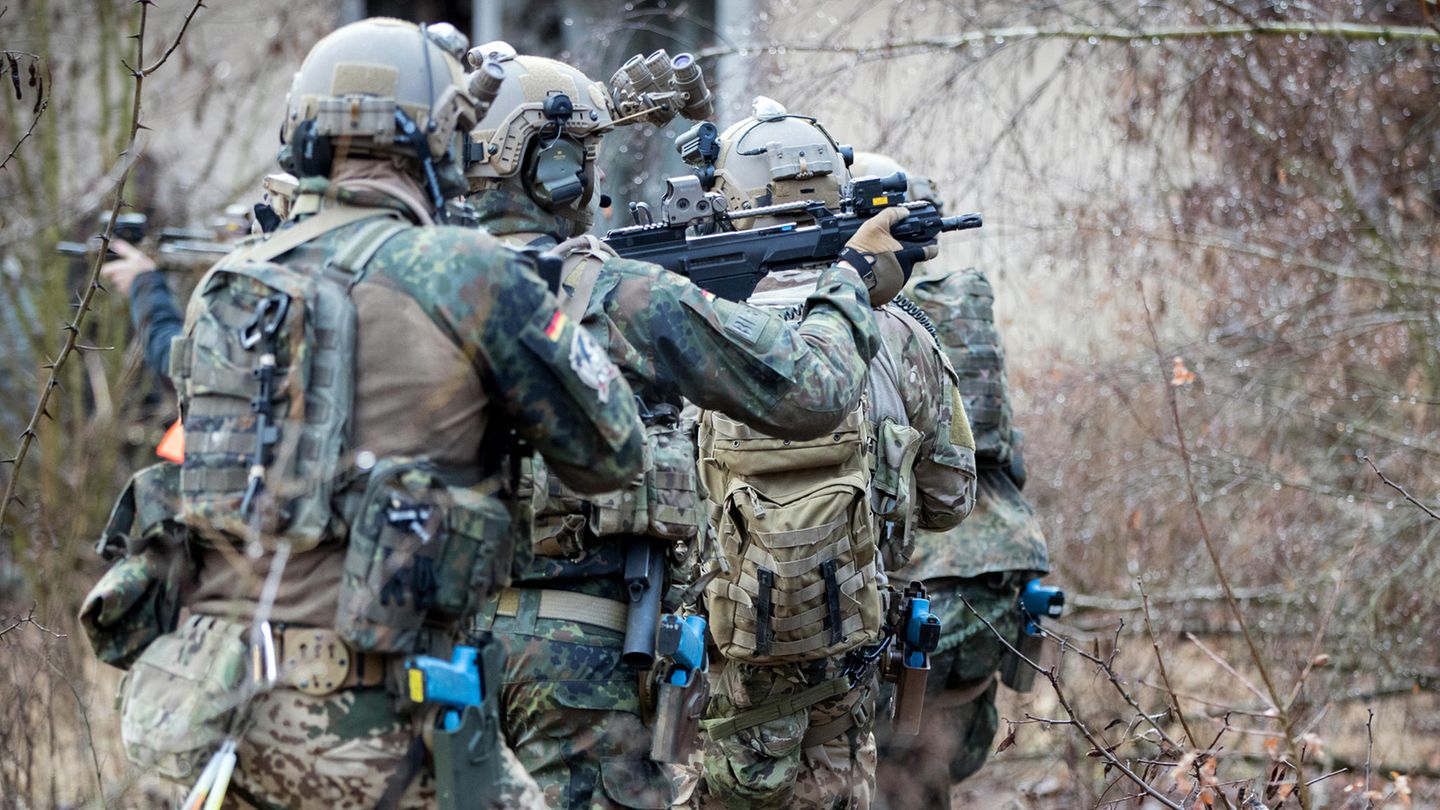 Bundeswehrsoldaten der Eliteeinheit Kommando Spezialkräfte (KSK) trainieren (Symbolbild)