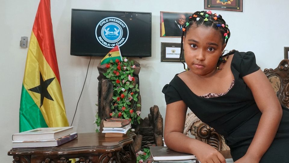 16-jährige Klimaaktivistin: Graciela Gorez, 11, Ghana "Ich nenne mich 'Childpresident', Kinderpräsidentin, weil ich glaube, dass wir Kinder für die erwachsenen Politiker überhaupt keine Rolle spielen. Ich kämpfe vor allem gegen Korruption. Das ist bei uns in Ghana wie in einigen anderen Ländern in Afrika ein sehr großes Problem. Jeden Montag nehme ich eine Sendung auf, die auf Facebook und Youtube gesendet wird. Eine Organisation, die gegen Korruption kämpft, hilft mir dabei. Darin spreche ich zum Beispiel Politiker an, die mehr an sich als an unser Land denken. Mittlerweile berichten sogar schon Zeitungen über meine Sendungen. Selbst will ich aber keine Politikerin werden. Ich träume davon, als Pilotin zu arbeiten, davon gibt es bei uns in Ghana nicht so viele. Aber mich einmischen will ich natürlich auch dann noch." Graciela Gorez, 11, Ghana "Ich nenne mich 'Childpresident', Kinderpräsidentin, weil ich glaube, dass wir Kinder für die erwachsenen Politiker überhaupt keine Rolle spielen. Ich kämpfe vor allem gegen Korruption. Das ist bei uns in Ghana wie in einigen anderen Ländern in Afrika ein sehr großes Problem. Jeden Montag nehme ich eine Sendung auf, die auf Facebook und Youtube gesendet wird. Eine Organisation, die gegen Korruption kämpft, hilft mir dabei. Darin spreche ich zum Beispiel Politiker an, die mehr an sich als an unser Land denken. Mittlerweile berichten sogar schon Zeitungen über meine Sendungen. Selbst will ich aber keine Politikerin werden. Ich träume davon, als Pilotin zu arbeiten, davon gibt es bei uns in Ghana nicht so viele. Aber mich einmischen will ich natürlich auch dann noch."