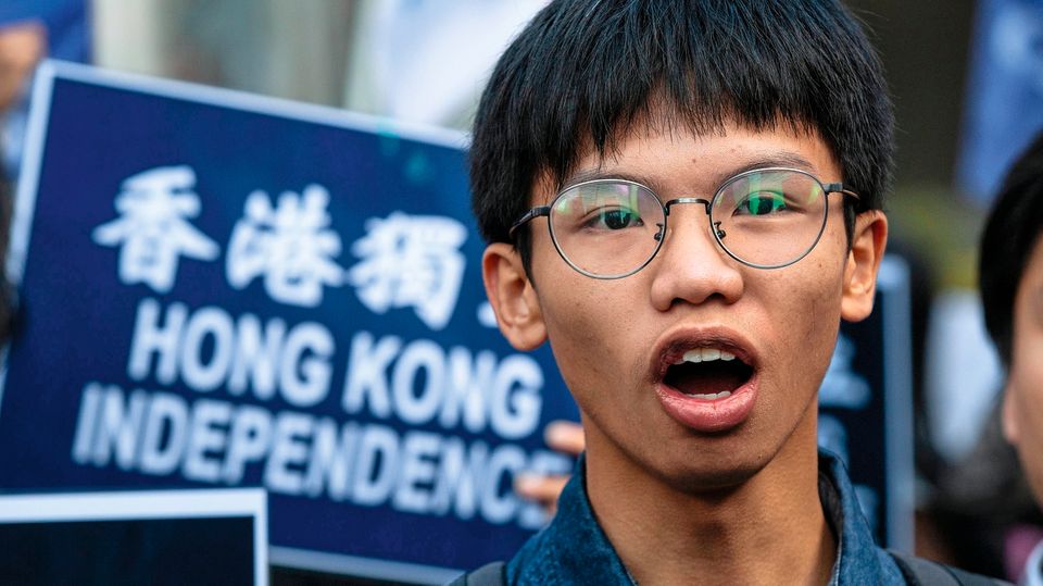 16-jährige Klimaaktivistin: Tony Chung, 17, Hongkong Du kämpfst mit anderen Jugendlichen für ein unabhängiges Hongkong. Warum? Weil Hongkong sonst nicht Hongkong bleiben kann. Die Sprache, die Politik, das Geld aus China sickern durch jede Ritze zu uns hinein. Die einzige Lösung ist Unabhängigkeit. Eure Proteste sind nicht ungefährlich. Kannst du noch nach China fahren? Natürlich nicht! Darum war ich ja auch schon seit Jahren nicht mehr dort. Im Herbst waren die Eltern von zweien aus unserer Gruppe in China – und wurden gleich verhaftet. Als Warnung. Sie sollten ihre Kinder dazu bringen, endlich mit dem "Quatsch" aufzuhören. Steht ihr auch in Hongkong unter Druck? Vor ein paar Wochen bin ich niedergeschlagen worden. Ich war gerade aus dem Haus, da merkte ich, dass mich zwei Typen verfolgten. Ich habe mich umgedreht und – rumms. Die sind dann weggelaufen, die Polizei konnte die natürlich nicht mehr finden. Ich bin mir ziemlich sicher, dass die bezahlt waren. Machen sich deine Eltern Sorgen um dich? Meine Eltern interessieren sich nicht für Politik. Was ich politisch mache, ist ihnen egal, solange ich gut in der Schule bin. Wie kamst du eigentlich dazu, dich zu engagieren? Ich habe 2016 bei den Wahlen in Hongkong einen Kandidaten unterstützt, der sich für Autonomie einsetzt. Den fand ich ziemlich toll. Und dann waren wir alle natürlich inspiriert von der Regenschirm-Revolution … … als 2014 Demonstranten wochenlang die Innenstadt besetzten, um freie Wahlen zu erzwingen … … ja, genau. Der Anführer Joshua Wong war damals auch erst 18. Da dachten wir, wenn Joshua das kann, warum eigentlich nicht wir? Tony Chung, 17, Hongkong Du kämpfst mit anderen Jugendlichen für ein unabhängiges Hongkong. Warum? Weil Hongkong sonst nicht Hongkong bleiben kann. Die Sprache, die Politik, das Geld aus China sickern durch jede Ritze zu uns hinein. Die einzige Lösung ist Unabhängigkeit. Eure Proteste sind nicht ungefährlich. Kannst du noch nach China fahren? Natürlich nicht! Darum war ich ja auch schon seit Jahren nicht mehr dort. Im Herbst waren die Eltern von zweien aus unserer Gruppe in China – und wurden gleich verhaftet. Als Warnung. Sie sollten ihre Kinder dazu bringen, endlich mit dem "Quatsch" aufzuhören. Steht ihr auch in Hongkong unter Druck? Vor ein paar Wochen bin ich niedergeschlagen worden. Ich war gerade aus dem Haus, da merkte ich, dass mich zwei Typen verfolgten. Ich habe mich umgedreht und – rumms. Die sind dann weggelaufen, die Polizei konnte die natürlich nicht mehr finden. Ich bin mir ziemlich sicher, dass die bezahlt waren. Machen sich deine Eltern Sorgen um dich? Meine Eltern interessieren sich nicht für Politik. Was ich politisch mache, ist ihnen egal, solange ich gut in der Schule bin. Wie kamst du eigentlich dazu, dich zu engagieren? Ich habe 2016 bei den Wahlen in Hongkong einen Kandidaten unterstützt, der sich für Autonomie einsetzt. Den fand ich ziemlich toll. Und dann waren wir alle natürlich inspiriert von der Regenschirm-Revolution … … als 2014 Demonstranten wochenlang die Innenstadt besetzten, um freie Wahlen zu erzwingen … … ja, genau. Der Anführer Joshua Wong war damals auch erst 18. Da dachten wir, wenn Joshua das kann, warum eigentlich nicht wir?
