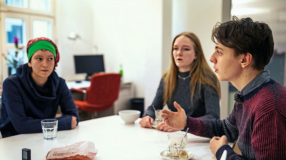 16-jährige Klimaaktivistin: Ein klirrend kalter Morgen in Berlin. Viele junge Leute sind unterwegs, sie wollen zur Freitags-Demo. Im stern-Büro nicht weit vom Reichstag treffen sich einige von ihnen zum Gespräch. Sie haben wenig Zeit, Ragna Diederichs, 18 (M.), muss noch eine Rede halten, Linus Steinmetz, 15 (r.), wurde von der Kohlekommission eingeladen. Was sie alle eint: das Gefühl, dass sich endlich etwas bewegt in Deutschland. Und der Stolz, Teil dieser Bewegung zu sein. Lesen Sie das Interview hier. Ein klirrend kalter Morgen in Berlin. Viele junge Leute sind unterwegs, sie wollen zur Freitags-Demo. Im stern-Büro nicht weit vom Reichstag treffen sich einige von ihnen zum Gespräch. Sie haben wenig Zeit, Ragna Diederichs, 18 (M.), muss noch eine Rede halten, Linus Steinmetz, 15 (r.), wurde von der Kohlekommission eingeladen. Was sie alle eint: das Gefühl, dass sich endlich etwas bewegt in Deutschland. Und der Stolz, Teil dieser Bewegung zu sein. Lesen Sie das Interview hier.