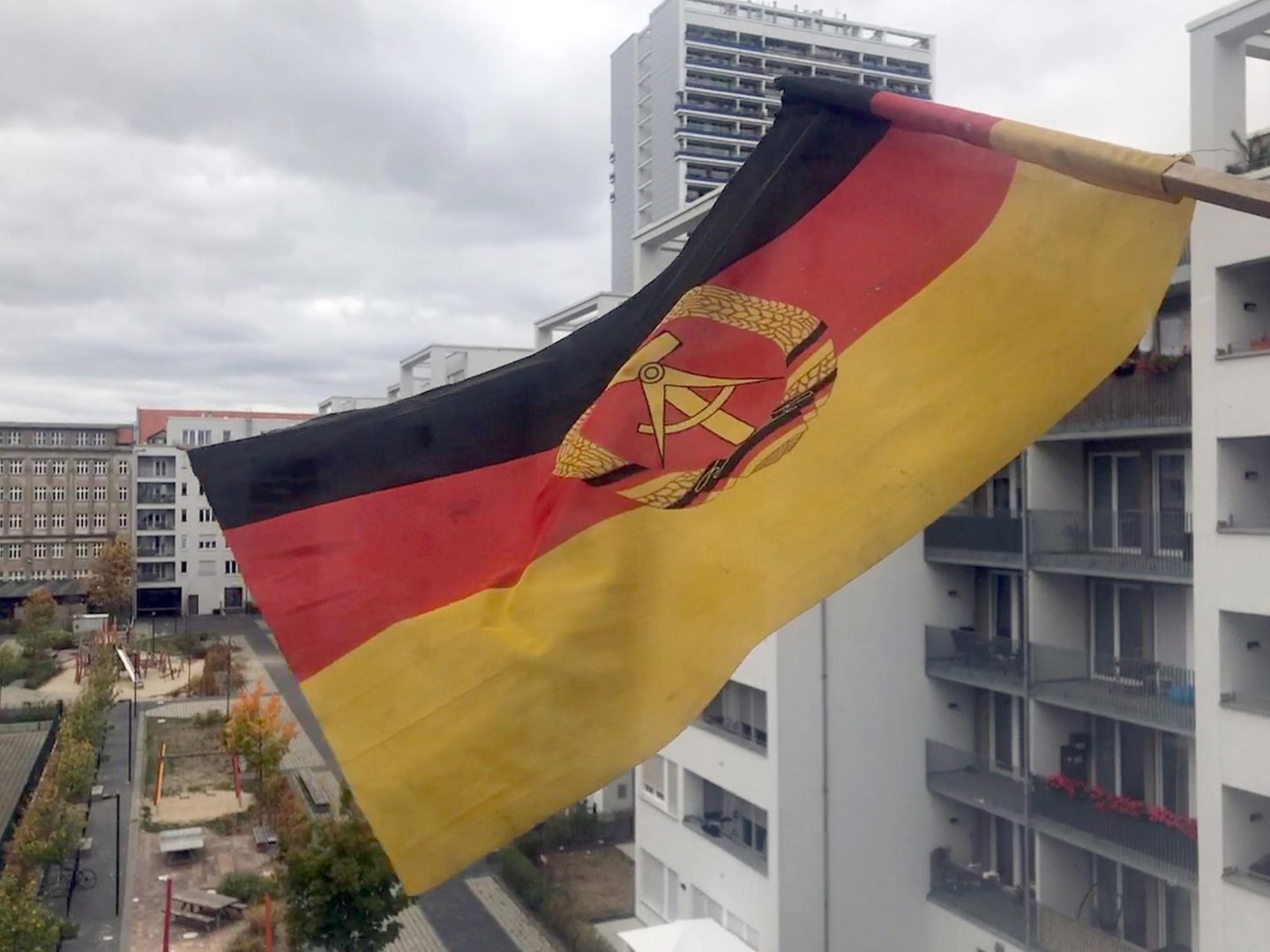 Flagge von Ostdeutschland - Flagge der DDR (DDR) - Runder