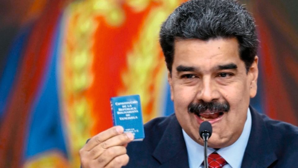 Neuer Kalter Krieg: Der bisherige Machthaber Nicolás Maduro kontert in einer Rede mit der Verfassung als Büchlein und Bolívar in Öl Der bisherige Machthaber Nicolás Maduro kontert in einer Rede mit der Verfassung als Büchlein und Bolívar in Öl