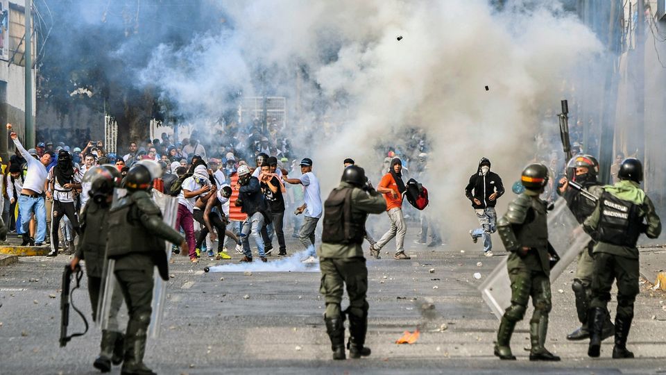 Neuer Kalter Krieg: Bisher standen die Sicherheitskräfte auf der Seite Maduros – und gingen gegen die Demonstranten vor, wie hier am Mittwoch vergangener Woche in Caracas Bisher standen die Sicherheitskräfte auf der Seite Maduros – und gingen gegen die Demonstranten vor, wie hier am Mittwoch vergangener Woche in Caracas