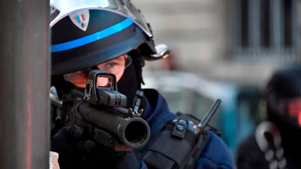 Polizist mit dem Gummigeschosswerfer in Bordeaux.