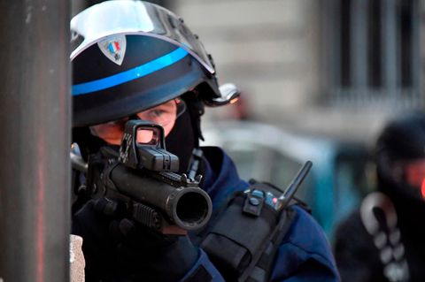 Polizist mit dem Gummigeschosswerfer in Bordeaux.