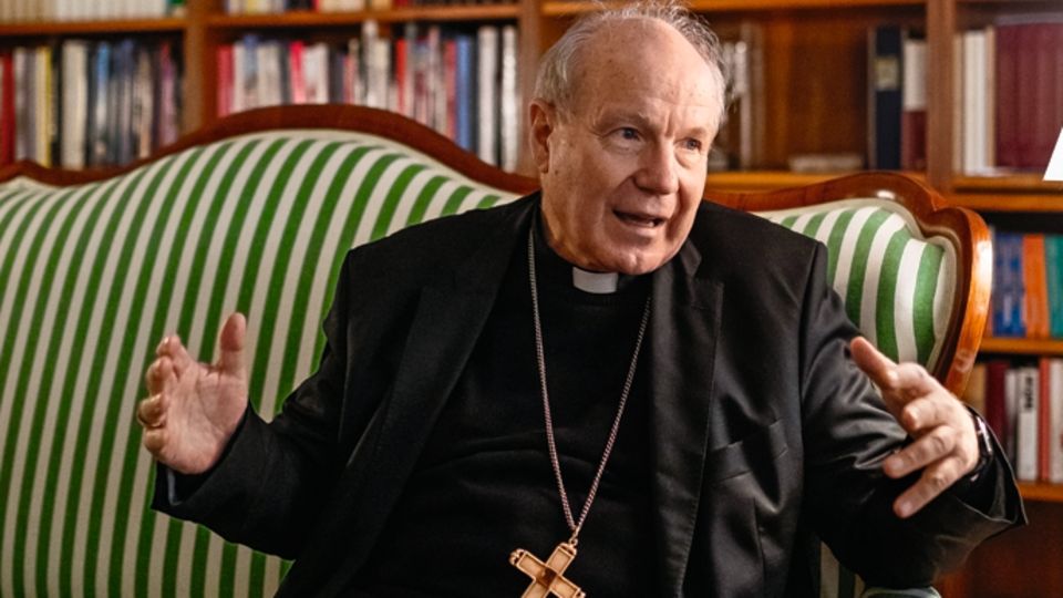 Wiener Erzbischof Christoph Schönborn: Das goldene Kreuz schenkte Johannes Paul II. dem Erzbischof im Jahr 1996 Das goldene Kreuz schenkte Johannes Paul II. dem Erzbischof im Jahr 1996