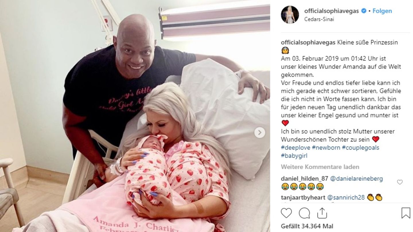 Sophia Vegas und Freund Daniel Charlier nach der Entbindung mit ihrer Tochter