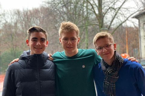 Die drei Erfinder stehen nebeneinander