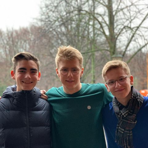 Die drei Erfinder stehen nebeneinander