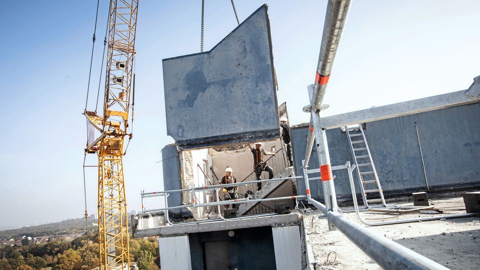 Lego XXL: Per Kran werden die gelockerten Betonelemente abgelassen